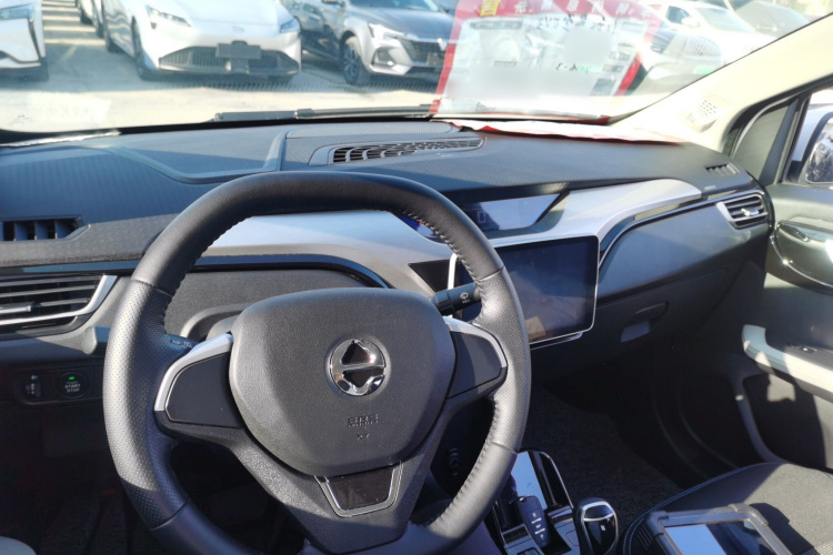 江铃集团新能源 易至EV3 2022款 小雷达悦跑型中控内饰12