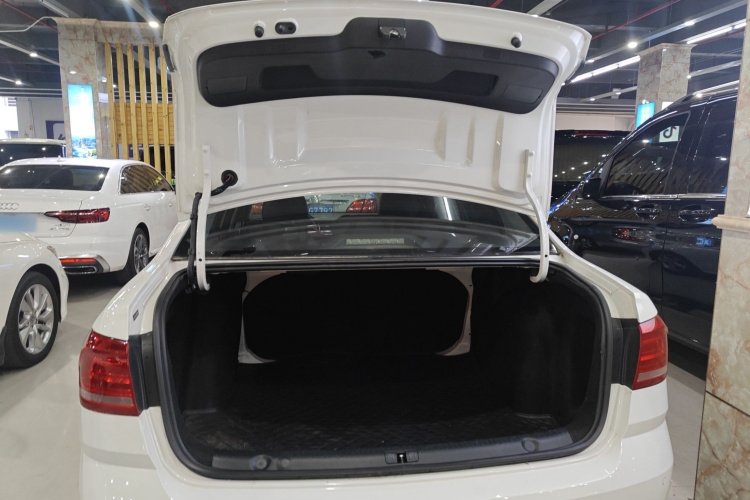 大众 朗逸 2017款 1.6L 自动风尚版机舱底盘23