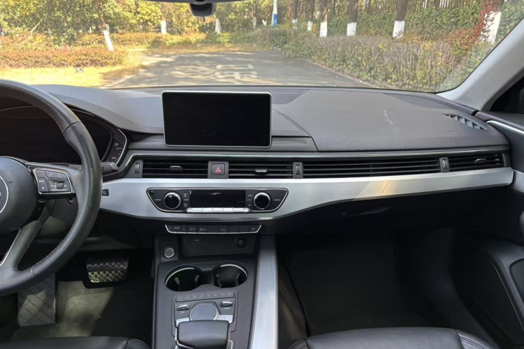 奥迪A4L 2018款 30周年年型 40 TFSI 时尚型中控内饰7010