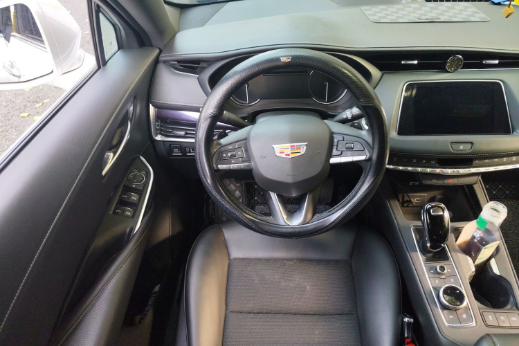 凯迪拉克XT4 2023款 28T 两驱风尚型中控内饰13