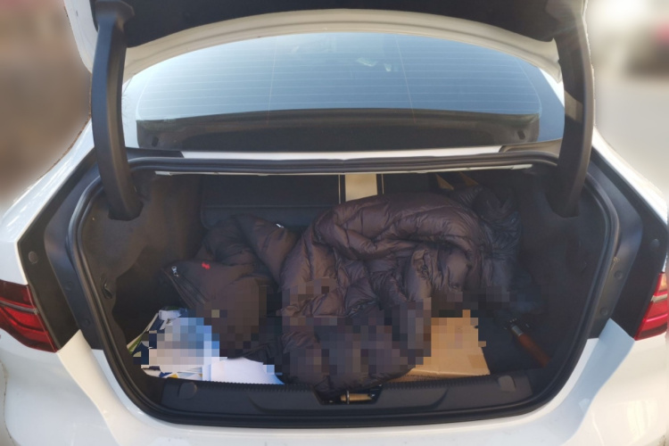 捷豹XEL 2024款 2.0T 250PS R-DYNAMIC S耀黑运动版中控内饰23