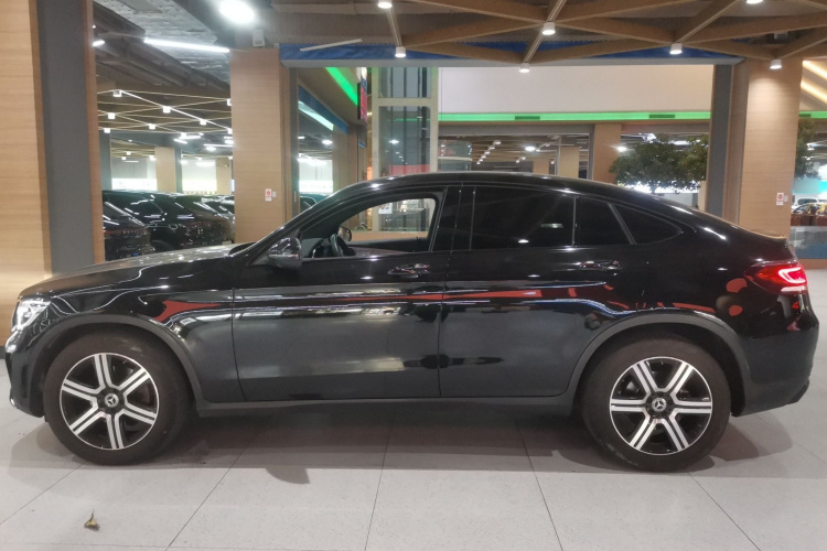 奔驰GLC轿跑 2022款 改款 GLC 260 4MATIC 轿跑SUV车身外观4