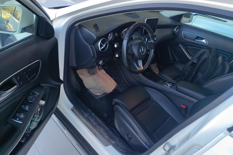 奔驰GLA 2016款 GLA 200 动感型中控内饰20