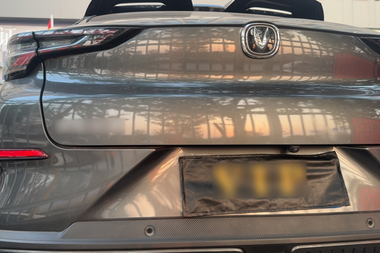 长安UNI-T 2022款 1.5T 尊贵型车身外观6004