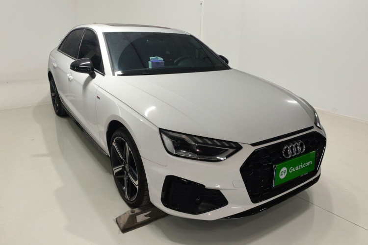 奥迪A4L 2025款 200万辆悦享版 40 TFSI 豪华动感型车身外观3