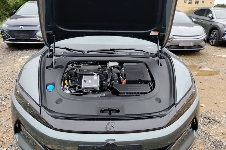 比亚迪 汉L 2025款 DM-p 四驱激光雷达旗舰型机舱底盘24