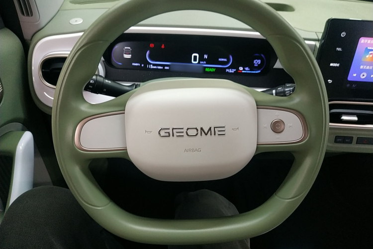 吉利银河 2025款 210km 熊猫骑士中控内饰13