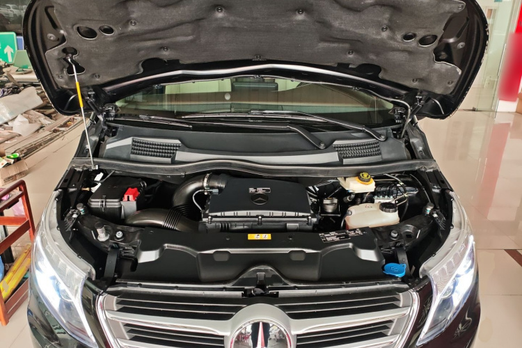 奔驰 威霆 2021款 2.0T 精英版 7座机舱底盘24