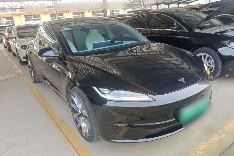 特斯拉 Model 3 2023款 长续航全轮驱动版车身外观3