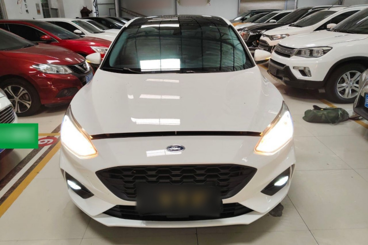 福特 福克斯 2020款 三厢 EcoBoost 180 自动锋潮型车身外观2