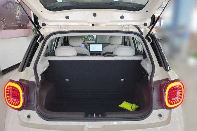 江淮钇为 钇为3 2024款 挚爱版 330km Air中控内饰23