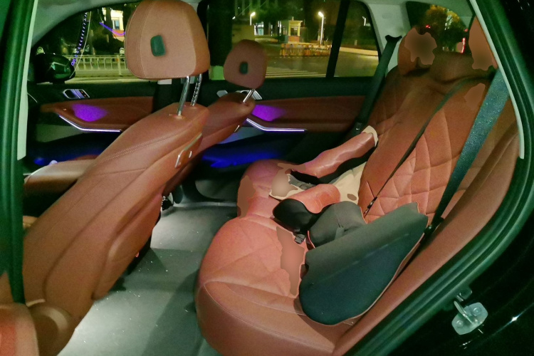 宝马X5 2023款 xDrive 30Li 尊享型M运动曜夜套装中控内饰21