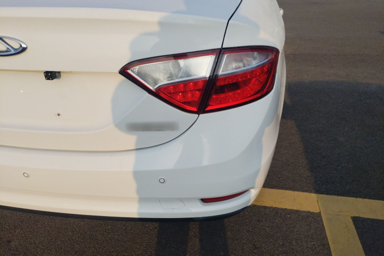 奇瑞 艾瑞泽7 2015款 1.6L 手动致尚版车身外观9