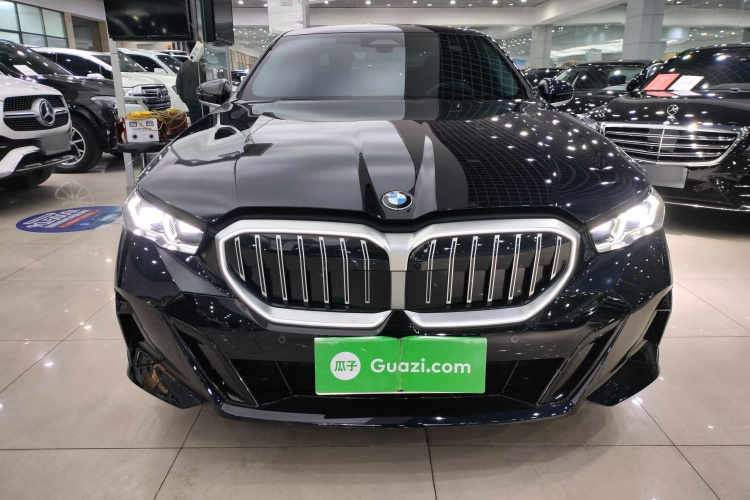 宝马5系 2025款 530Li 领先型 M运动套装车身外观2