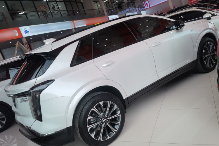 凯迪拉克XT5 2025款 2.0T 豪华型车身外观7