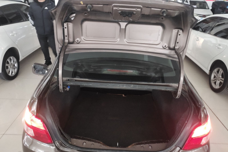 标致301 2014款 1.6L 手动舒适版机舱底盘23