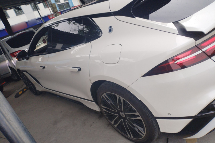 腾势Z9GT 2024款 1100四驱Ultra版车身外观4