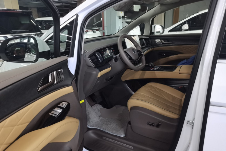 腾势D9 2023款 DM-i 965 尊享型中控内饰20