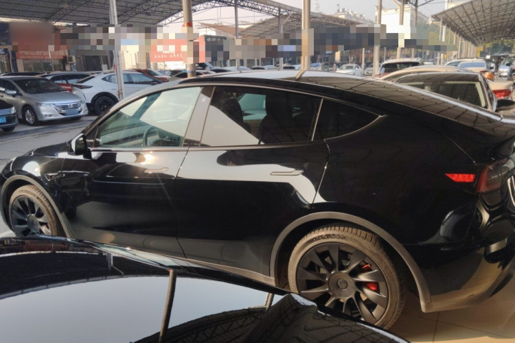 特斯拉 Model Y 2022款 后轮驱动版车身外观4