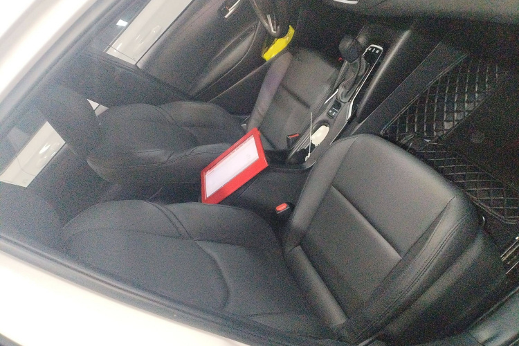 丰田 雷凌 2023款 智能电混双擎 1.8L 豪华版局部细节41