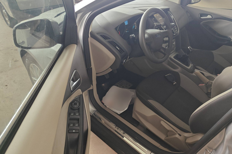 福特 福克斯 2012款 三厢 1.6L 手动舒适型中控内饰7003