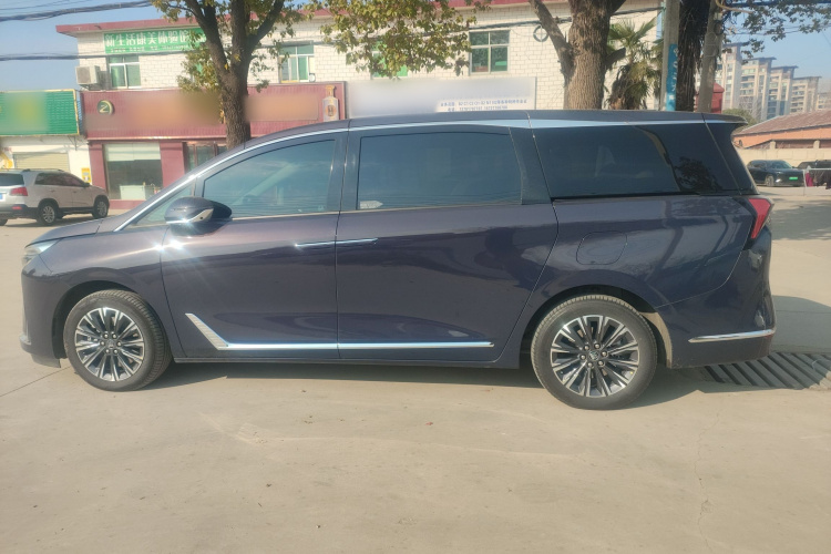 别克GL8 2025款 陆尊 尊享版车身外观4