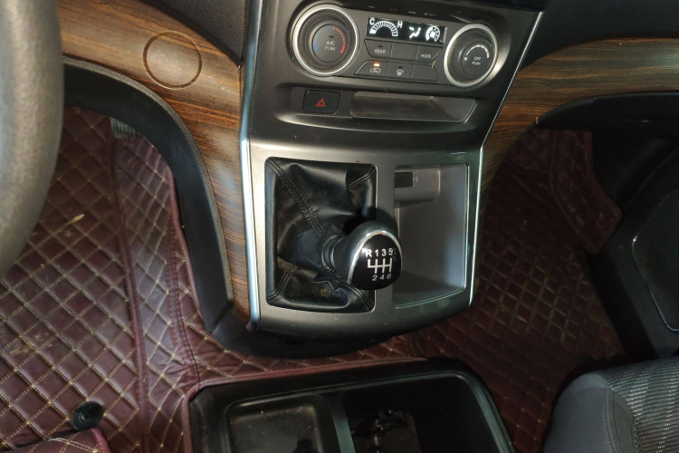 东风风行 菱智PLUS 2022款 旅行版 2.0L 手动舒适型 7座局部细节18