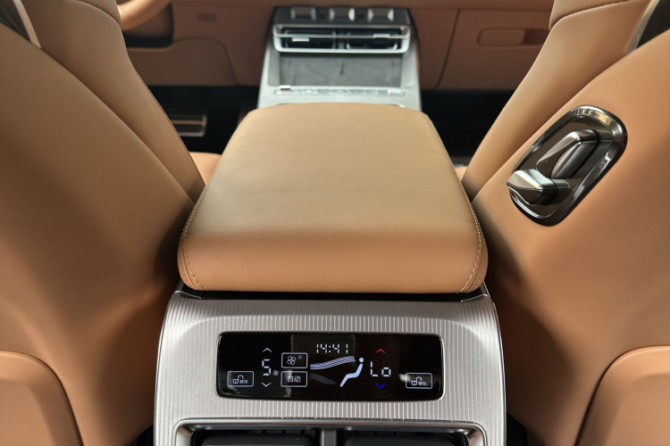 比亚迪 汉L 2025款 DM-p 四驱激光雷达旗舰型局部细节9008