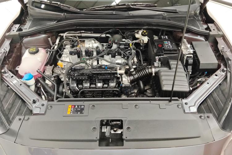 名爵 MG5 2023款 180DVVT CVT风尚版机舱底盘24