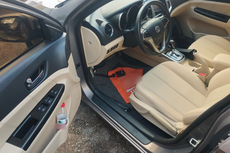 长安 逸动 2015款 1.6L 自动豪华型中控内饰20