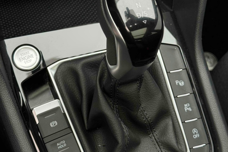 大众 途观L 2024款 出众款 330TSI 自动两驱R-Line龙耀版中控内饰7010