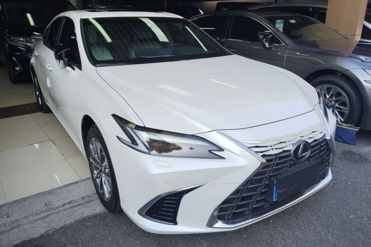 雷克萨斯ES 2025款 300h 臻享版车身外观3