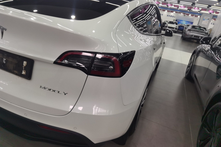 特斯拉 Model Y 2022款 改款 后轮驱动版车身外观9
