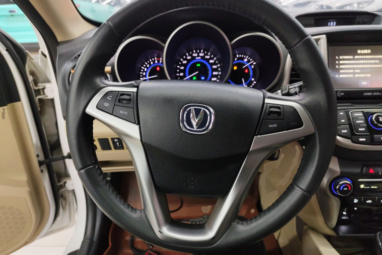 长安 逸动 2015款 1.6L 自动豪华型中控内饰13