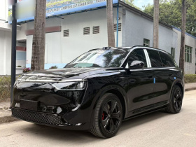 鸿蒙智行 问界M8 2025款 纯电 Ultra 六座四驱版