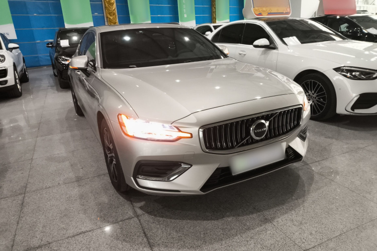 沃尔沃S60 2024款 B4 智逸豪华版车身外观3