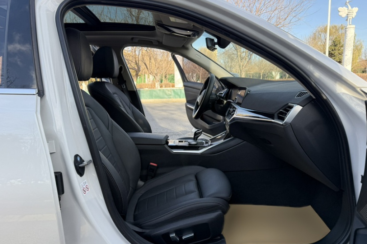 宝马3系 2020款 320Li M运动套装中控内饰7001