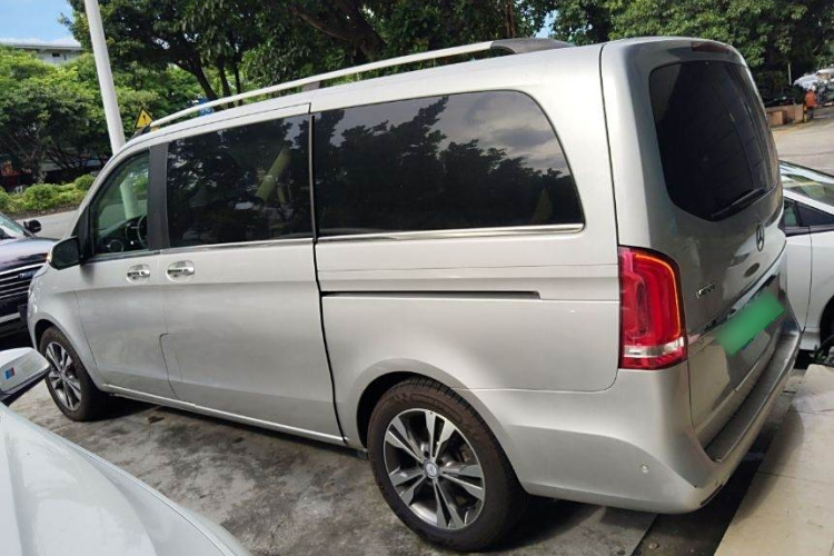 奔驰V级 2017款 V 260 领航版车身外观4