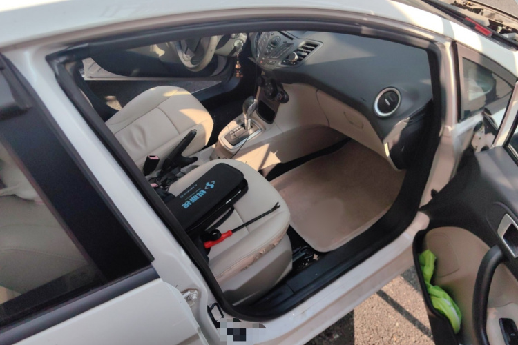 福特 嘉年华 2013款 三厢 1.5L 自动品尚型局部细节9005