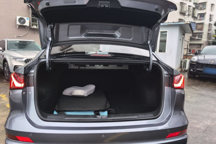 荣威i5 2023款 1.5L 手动舒享版机舱底盘23