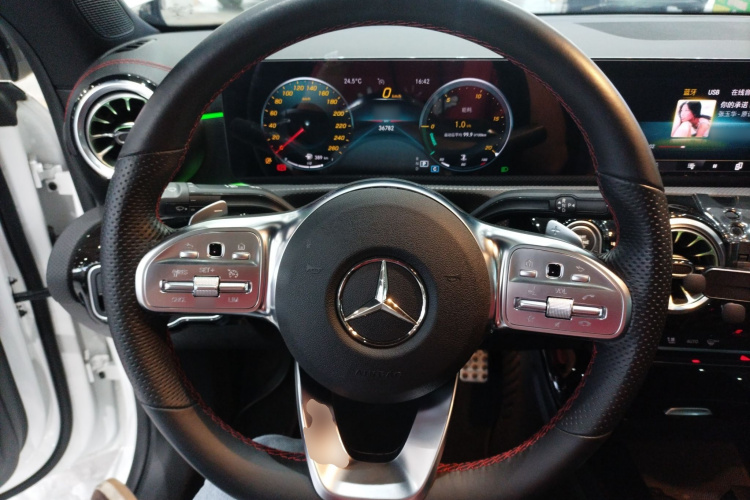奔驰CLA 2021款 CLA 200中控内饰13