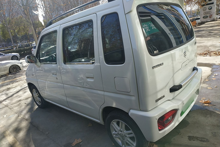 铃木 北斗星 2013款 创业版 1.0L 手动经济型车身外观6003