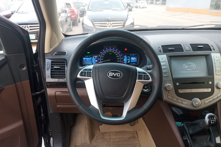 比亚迪S6 2014款 2.0L 手动豪华型 5座局部细节13