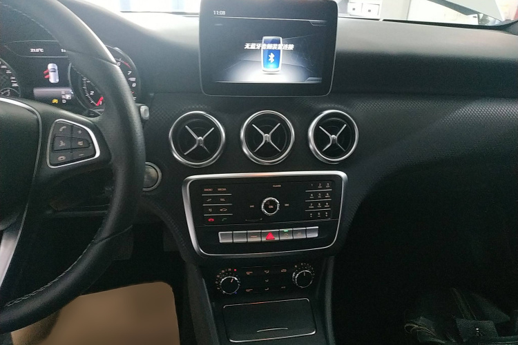 奔驰A级(进口) 2018款 A 200 时尚型中控内饰16