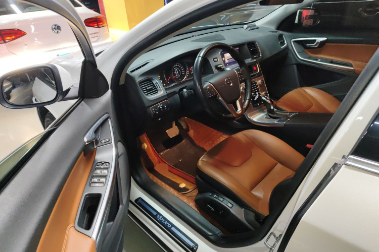 沃尔沃S60 2019款 S60L 改款 T5 智进进阶版中控内饰20