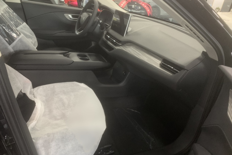 红旗E-QM5 2025款 500km 出行版中控内饰7004