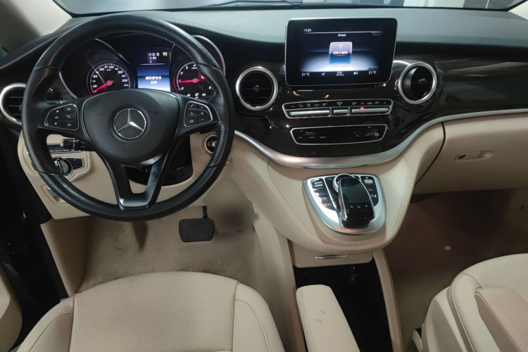 奔驰V级 2016款 V 260 领航版中控内饰7002