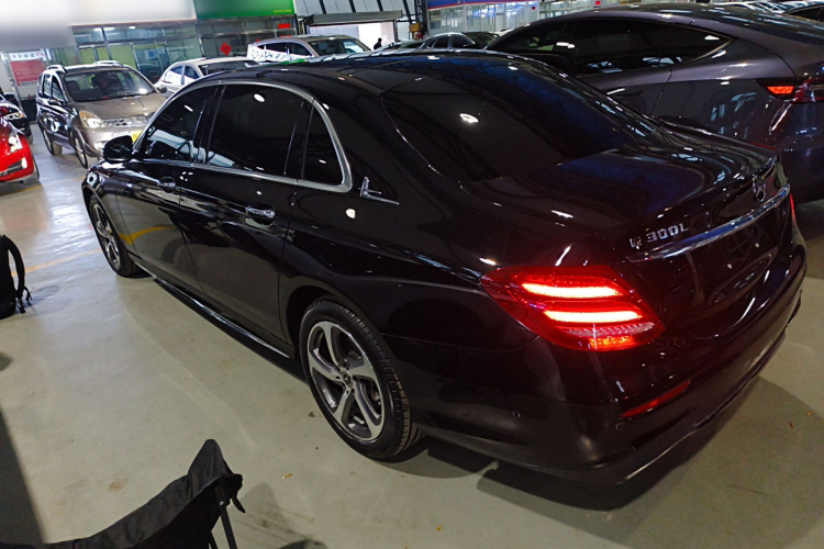 奔驰E级 2019款 E 300 L 运动时尚型车身外观4