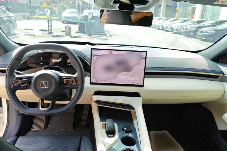 极氪001 2025款 WE版 95kWh 四驱中控内饰12