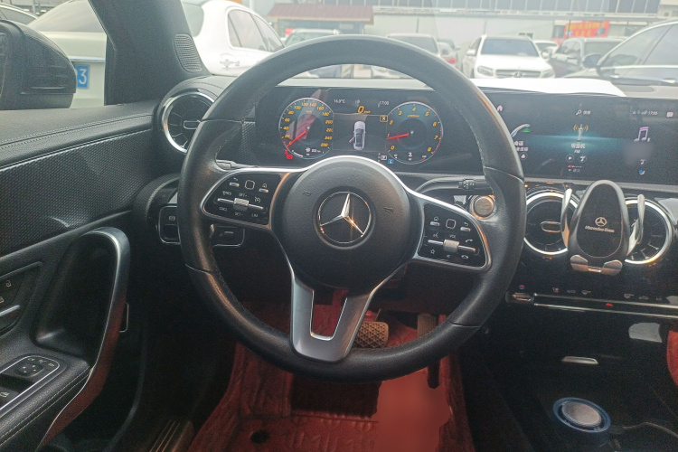 奔驰A级 2021款 A 200 L 运动轿车动感型中控内饰13